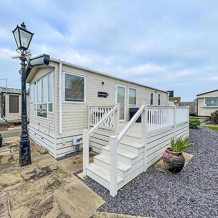Отель Lovely 6 Berth Caravan With Decking And Wifi In Kent, Ref 47017C Уитстабл Экстерьер фото