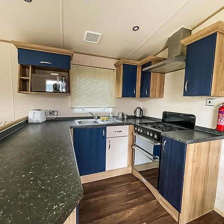 Отель Lovely 6 Berth Caravan With Decking And Wifi In Kent, Ref 47017C Уитстабл Экстерьер фото