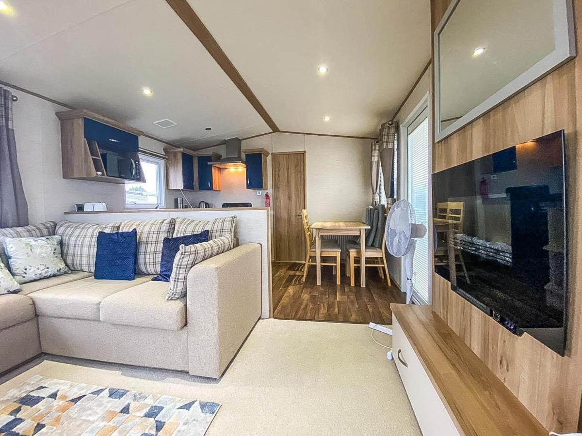 Отель Lovely 6 Berth Caravan With Decking And Wifi In Kent, Ref 47017C Уитстабл Экстерьер фото