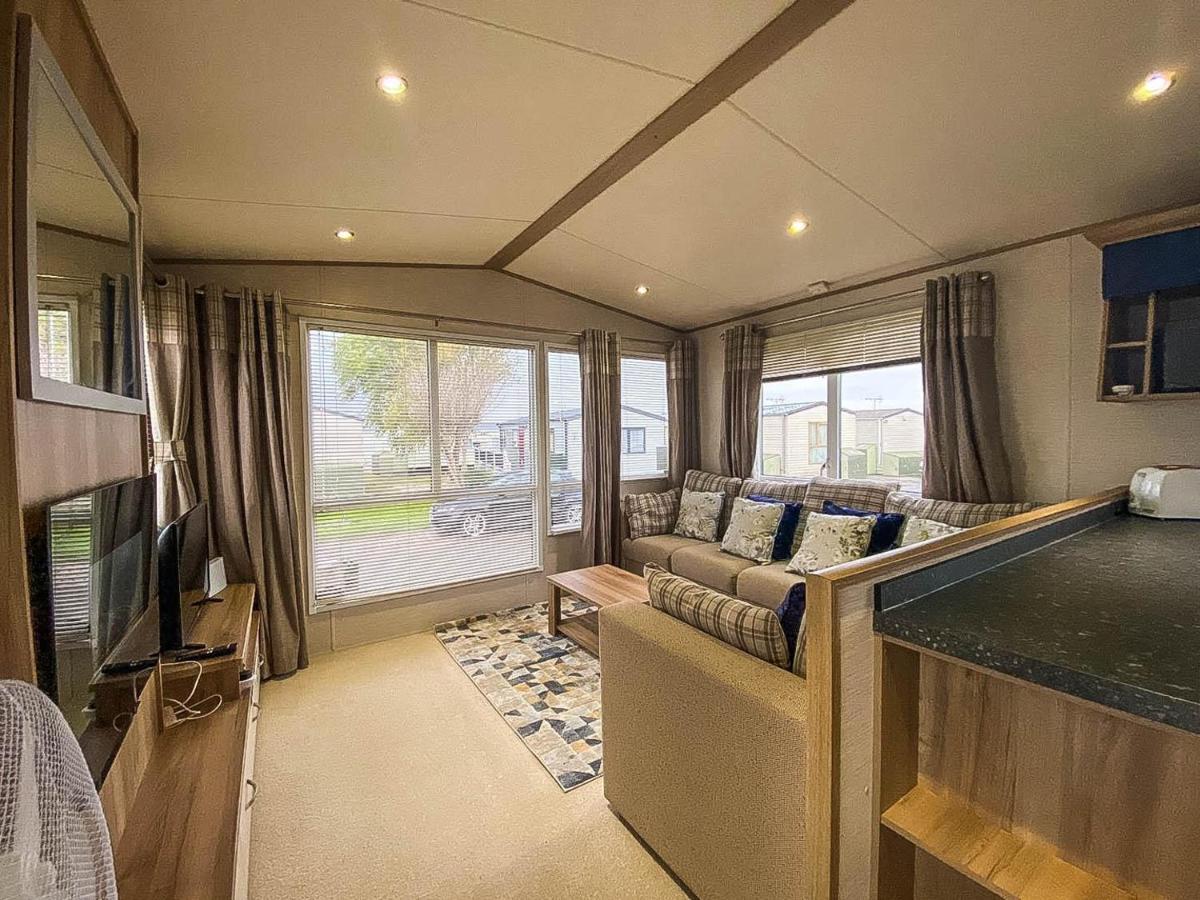 Отель Lovely 6 Berth Caravan With Decking And Wifi In Kent, Ref 47017C Уитстабл Экстерьер фото