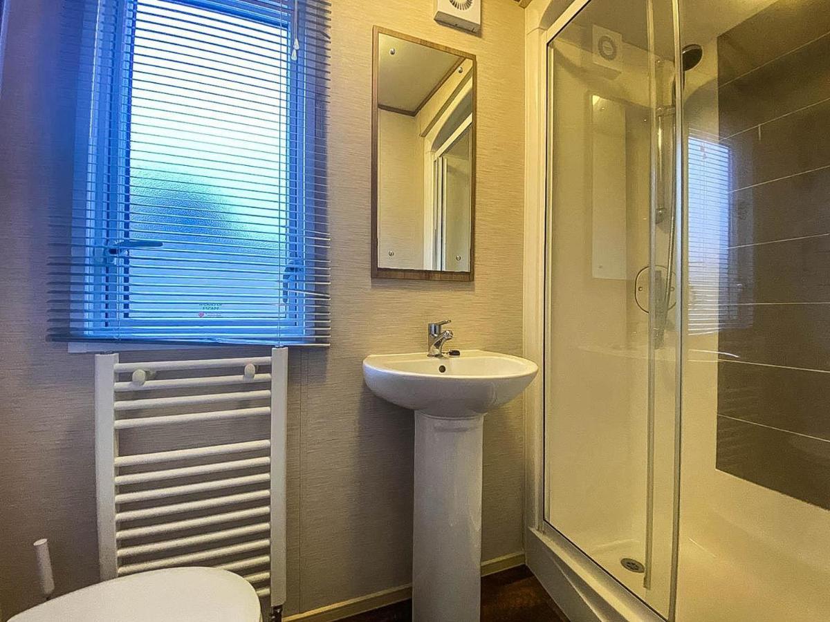 Отель Lovely 6 Berth Caravan With Decking And Wifi In Kent, Ref 47017C Уитстабл Экстерьер фото