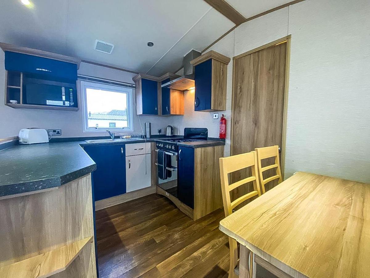 Отель Lovely 6 Berth Caravan With Decking And Wifi In Kent, Ref 47017C Уитстабл Экстерьер фото