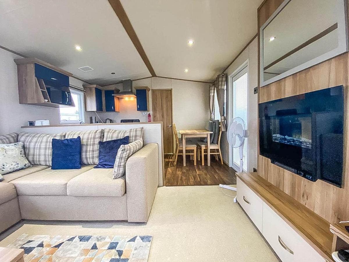 Отель Lovely 6 Berth Caravan With Decking And Wifi In Kent, Ref 47017C Уитстабл Экстерьер фото