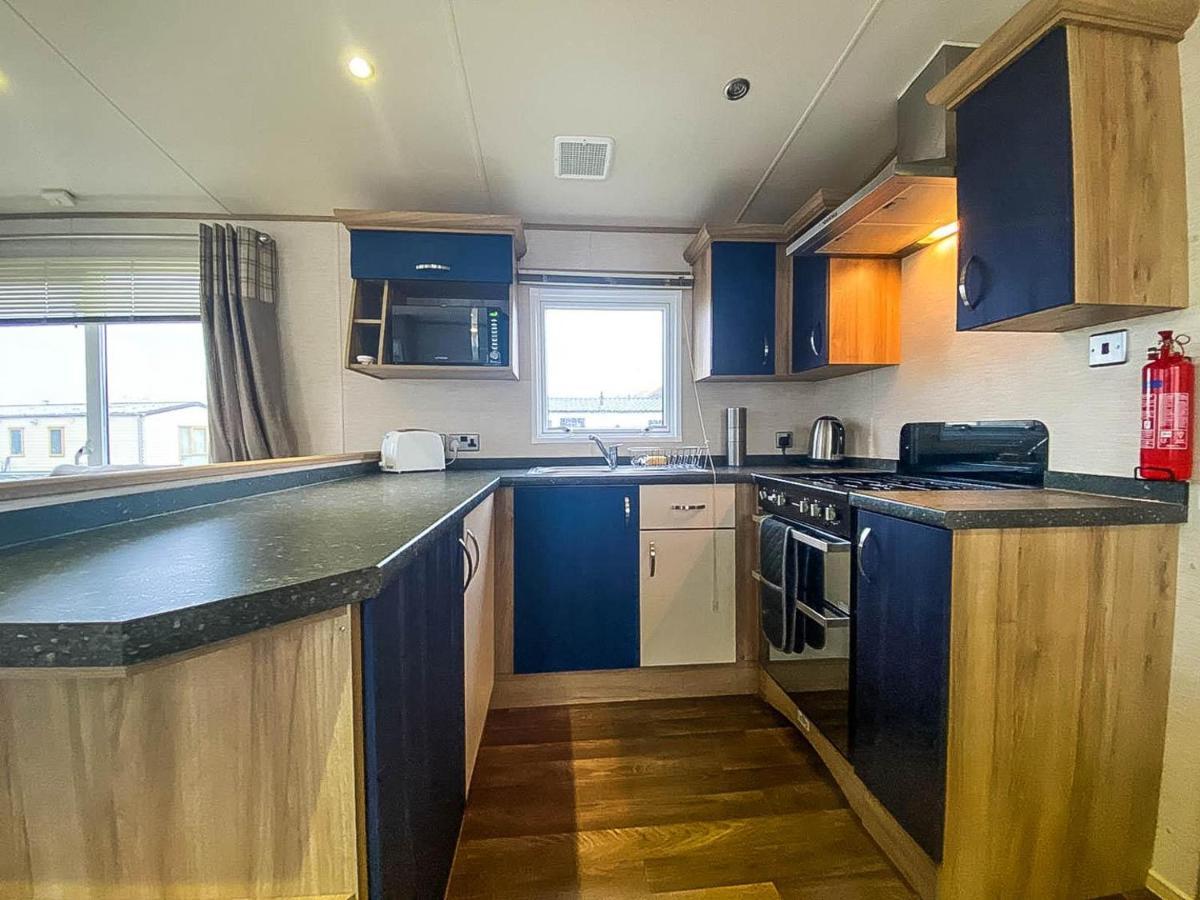 Отель Lovely 6 Berth Caravan With Decking And Wifi In Kent, Ref 47017C Уитстабл Экстерьер фото