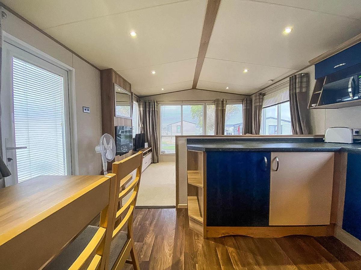 Отель Lovely 6 Berth Caravan With Decking And Wifi In Kent, Ref 47017C Уитстабл Экстерьер фото