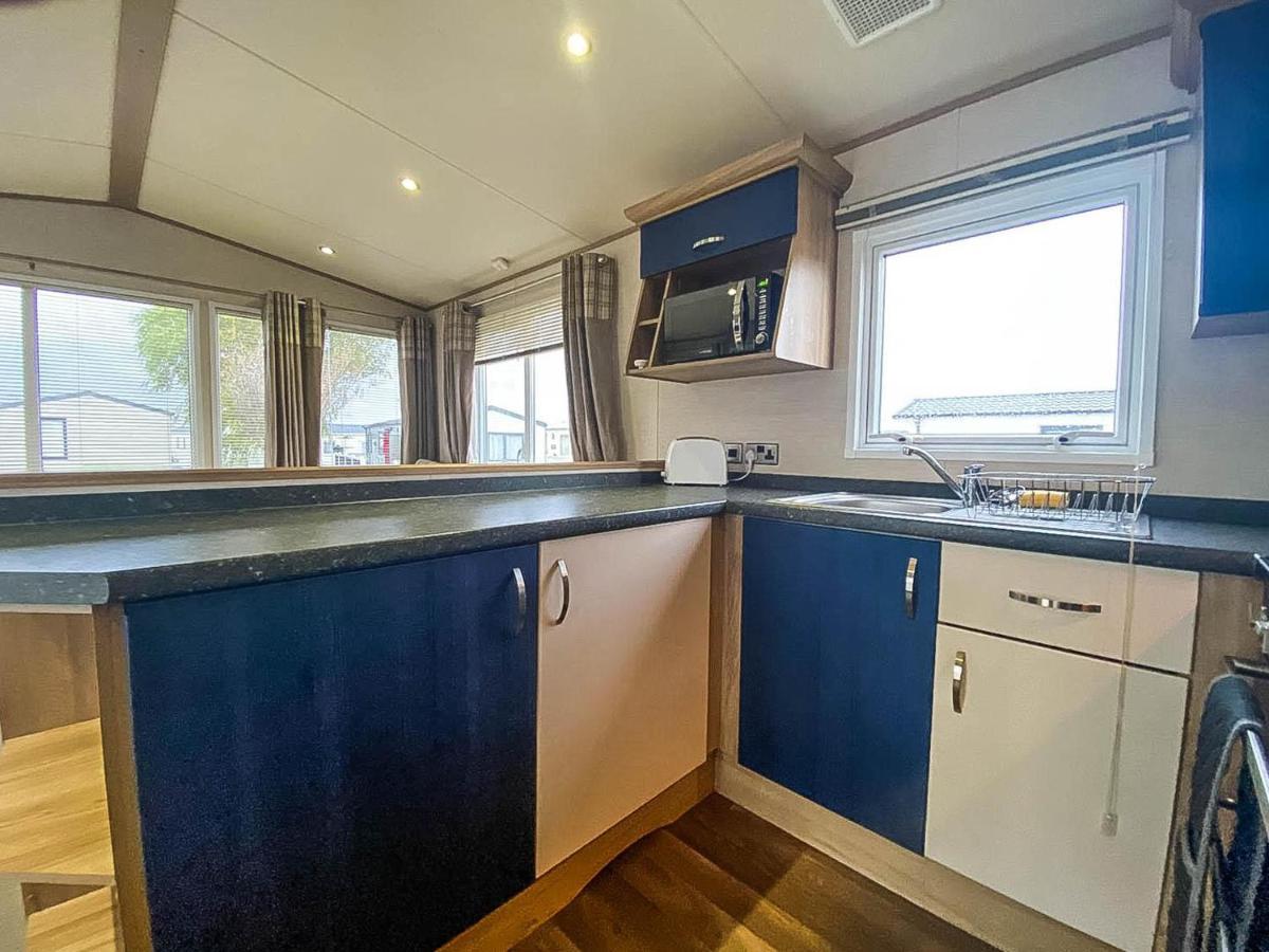 Отель Lovely 6 Berth Caravan With Decking And Wifi In Kent, Ref 47017C Уитстабл Экстерьер фото
