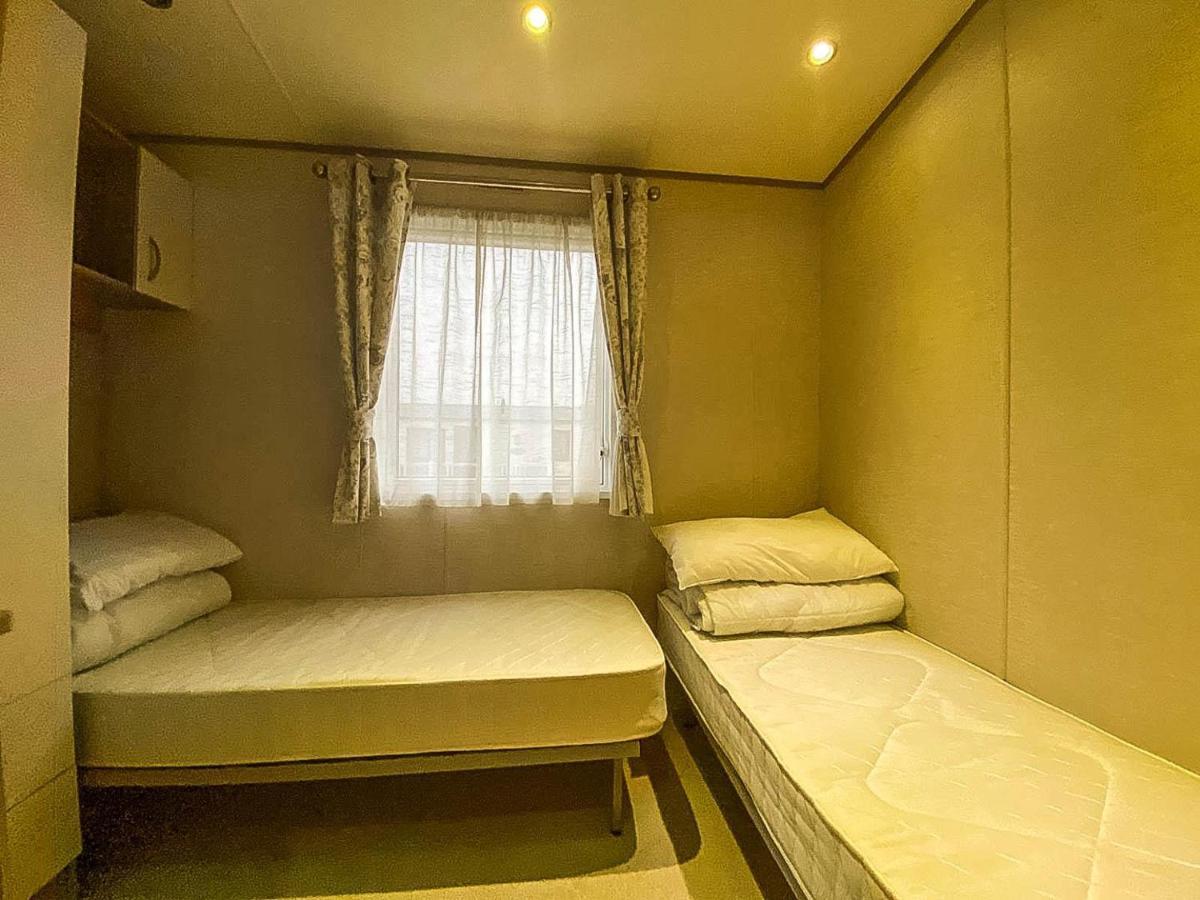 Отель Lovely 6 Berth Caravan With Decking And Wifi In Kent, Ref 47017C Уитстабл Экстерьер фото