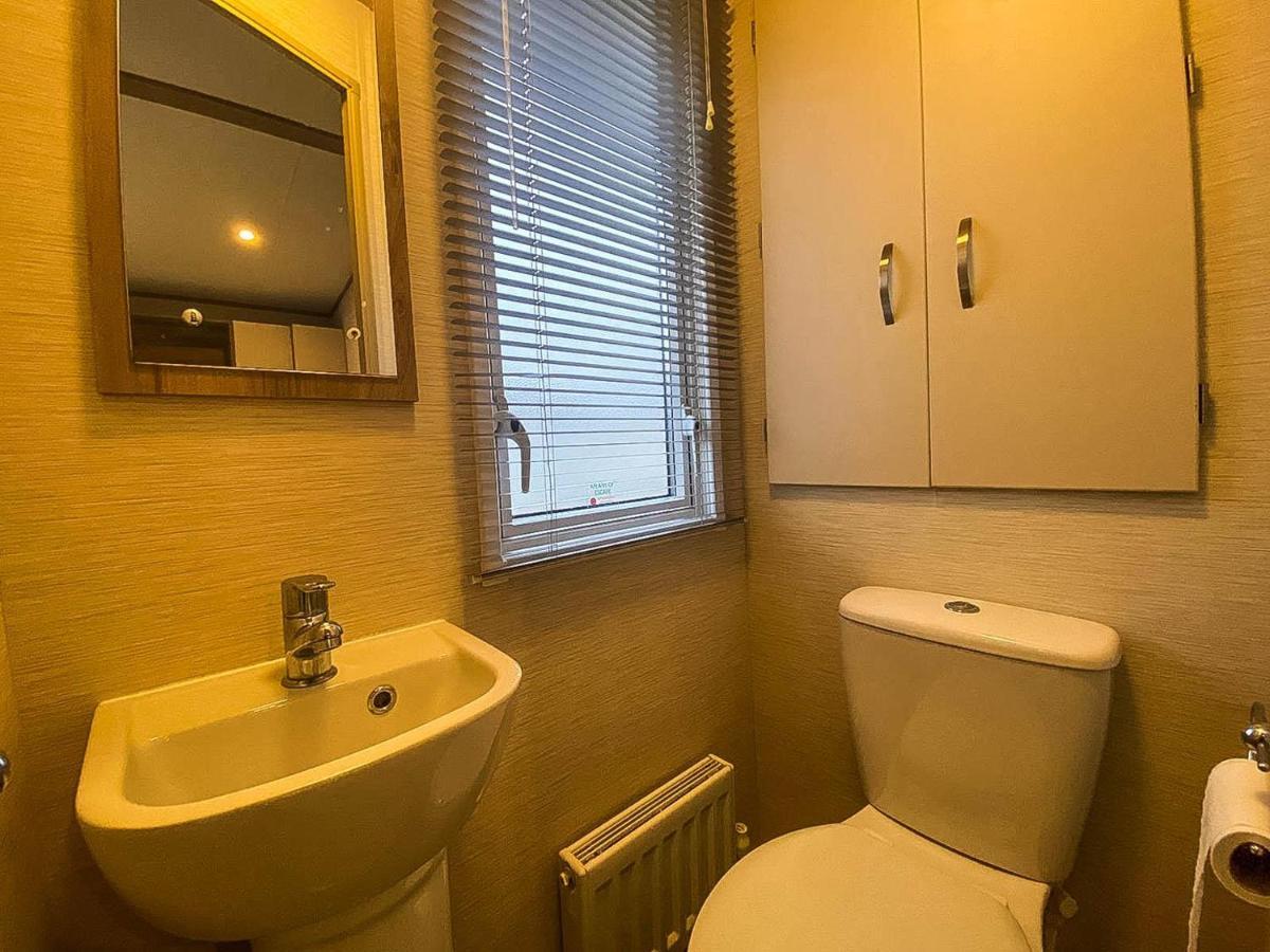 Отель Lovely 6 Berth Caravan With Decking And Wifi In Kent, Ref 47017C Уитстабл Экстерьер фото