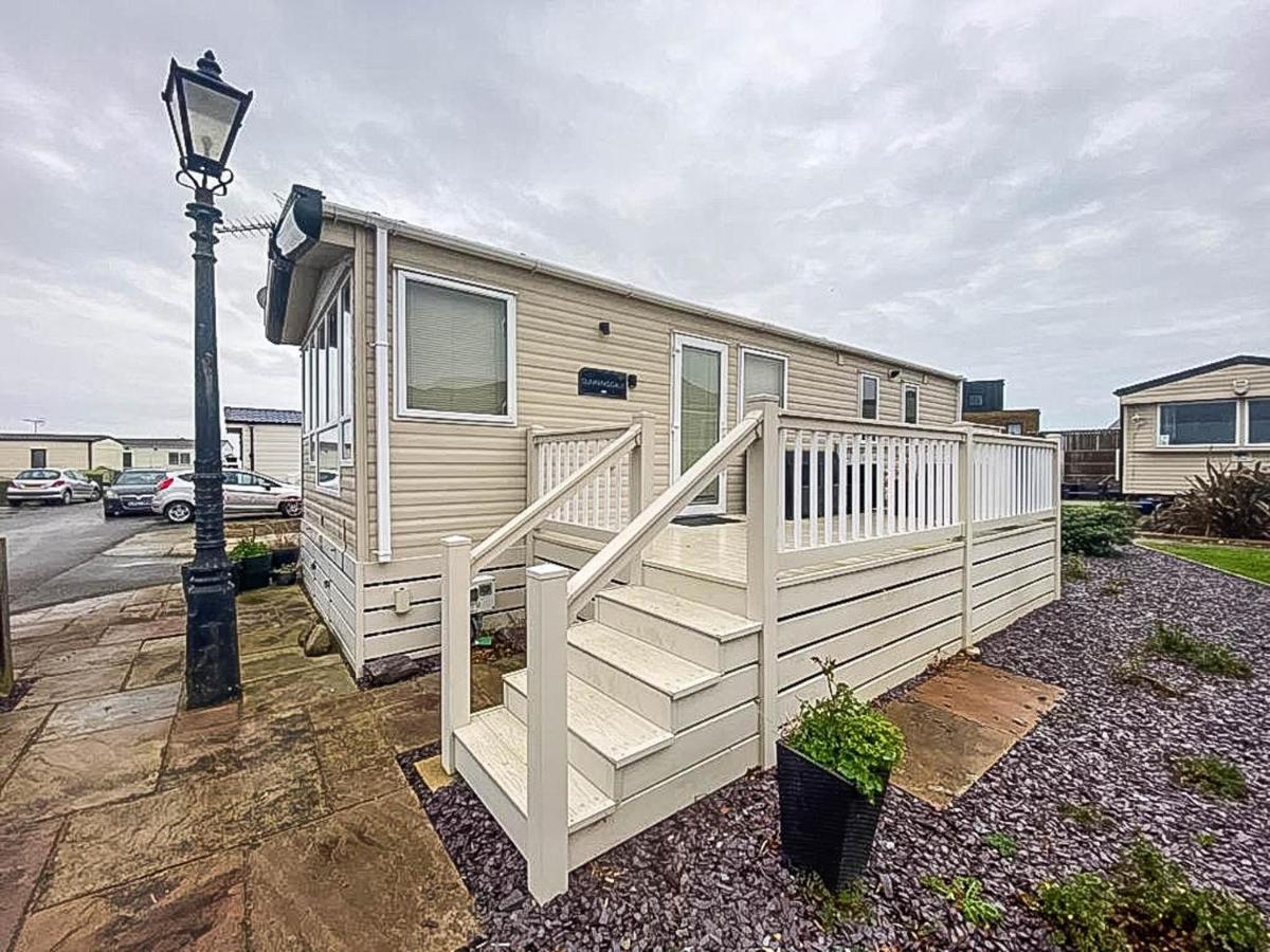 Отель Lovely 6 Berth Caravan With Decking And Wifi In Kent, Ref 47017C Уитстабл Экстерьер фото