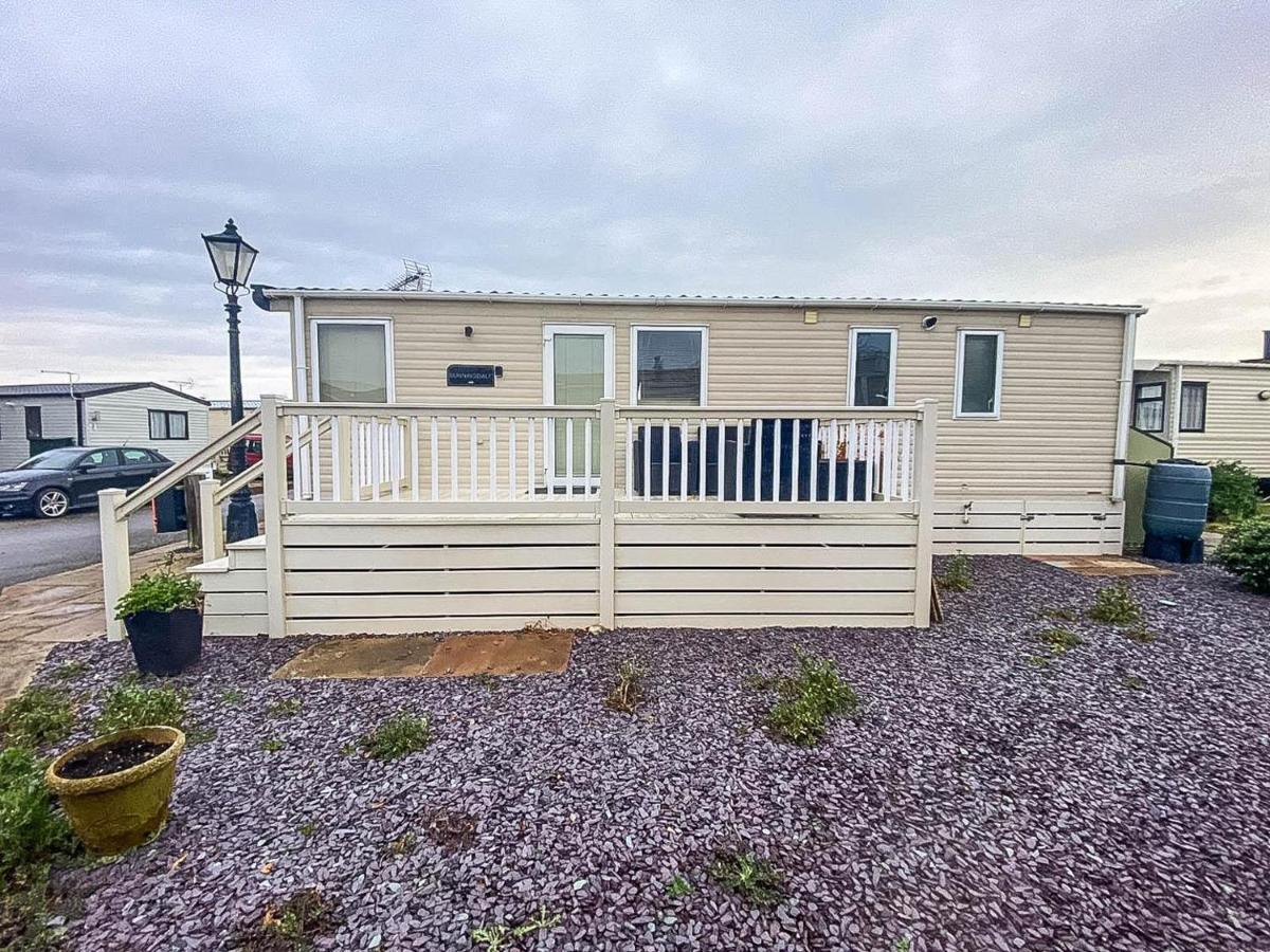 Отель Lovely 6 Berth Caravan With Decking And Wifi In Kent, Ref 47017C Уитстабл Экстерьер фото