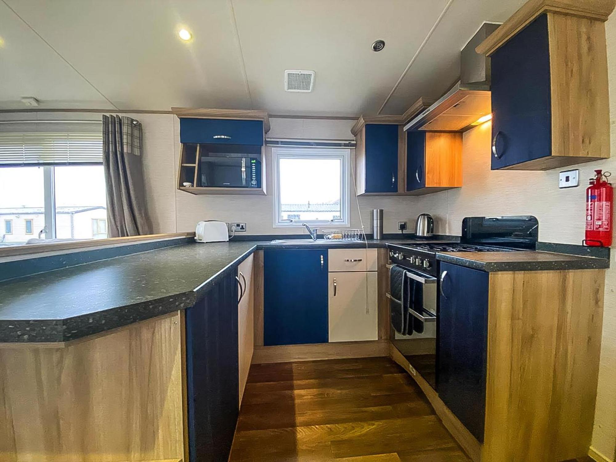 Отель Lovely 6 Berth Caravan With Decking And Wifi In Kent, Ref 47017C Уитстабл Экстерьер фото
