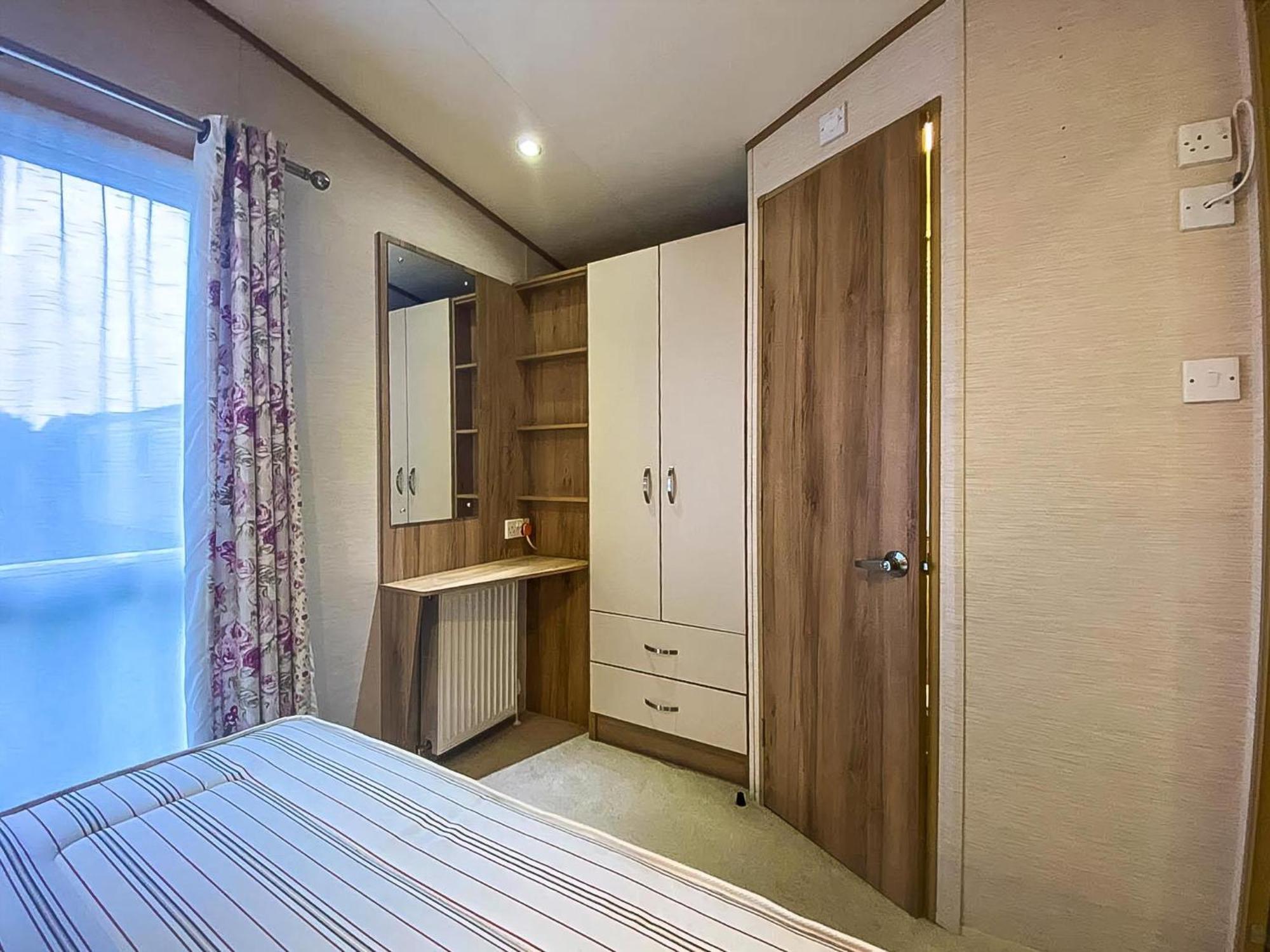 Отель Lovely 6 Berth Caravan With Decking And Wifi In Kent, Ref 47017C Уитстабл Экстерьер фото