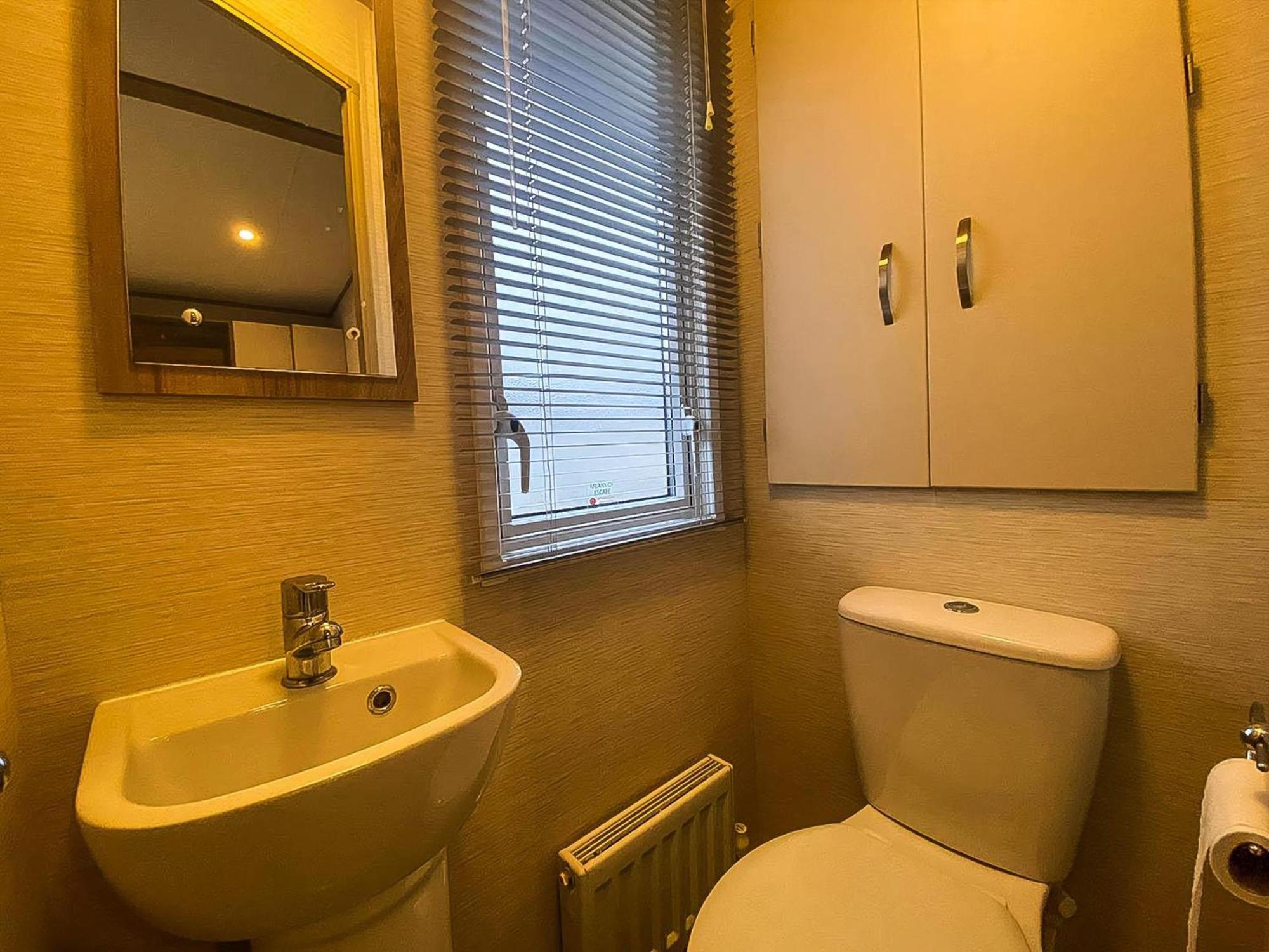 Отель Lovely 6 Berth Caravan With Decking And Wifi In Kent, Ref 47017C Уитстабл Экстерьер фото