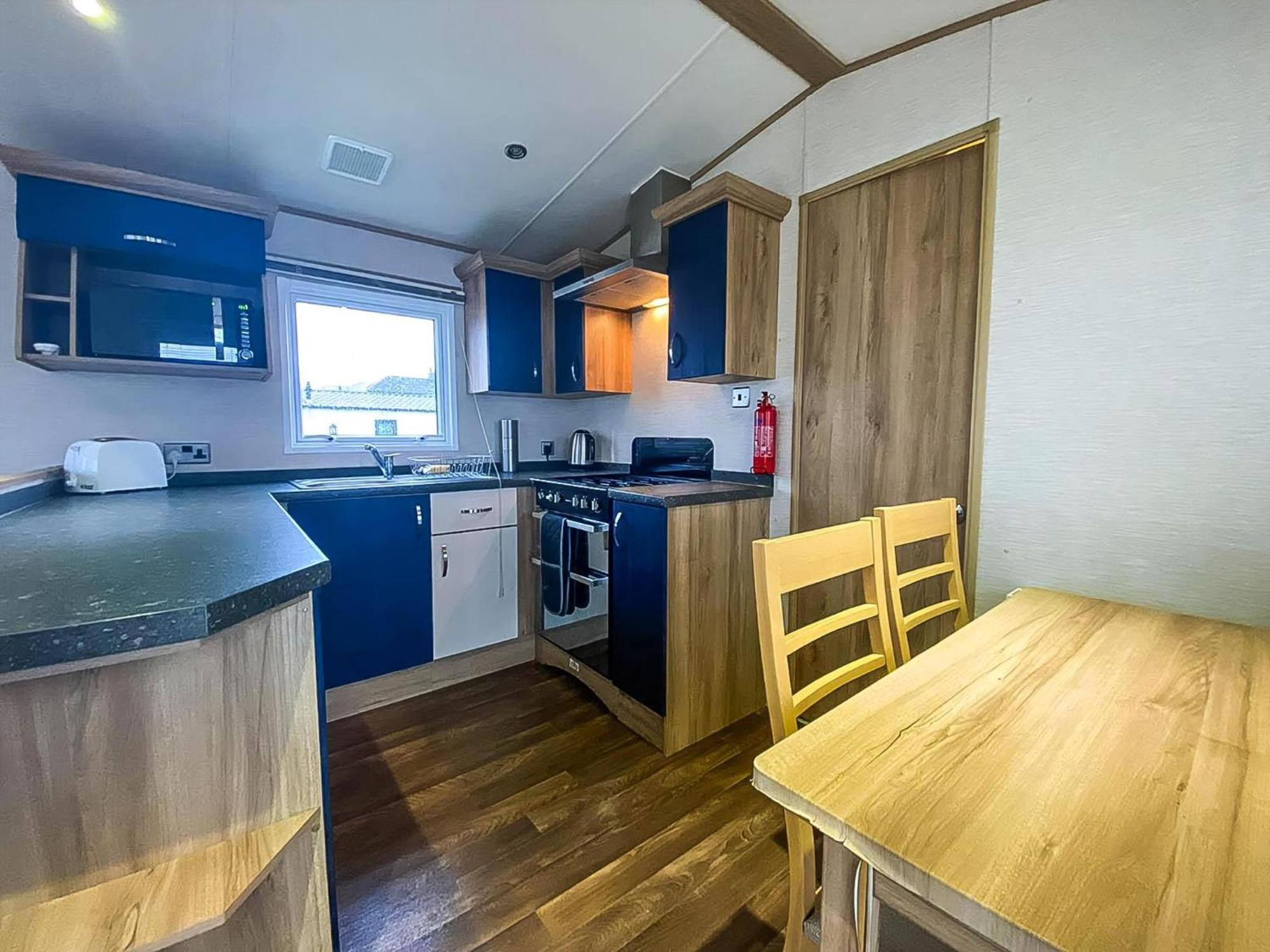 Отель Lovely 6 Berth Caravan With Decking And Wifi In Kent, Ref 47017C Уитстабл Экстерьер фото
