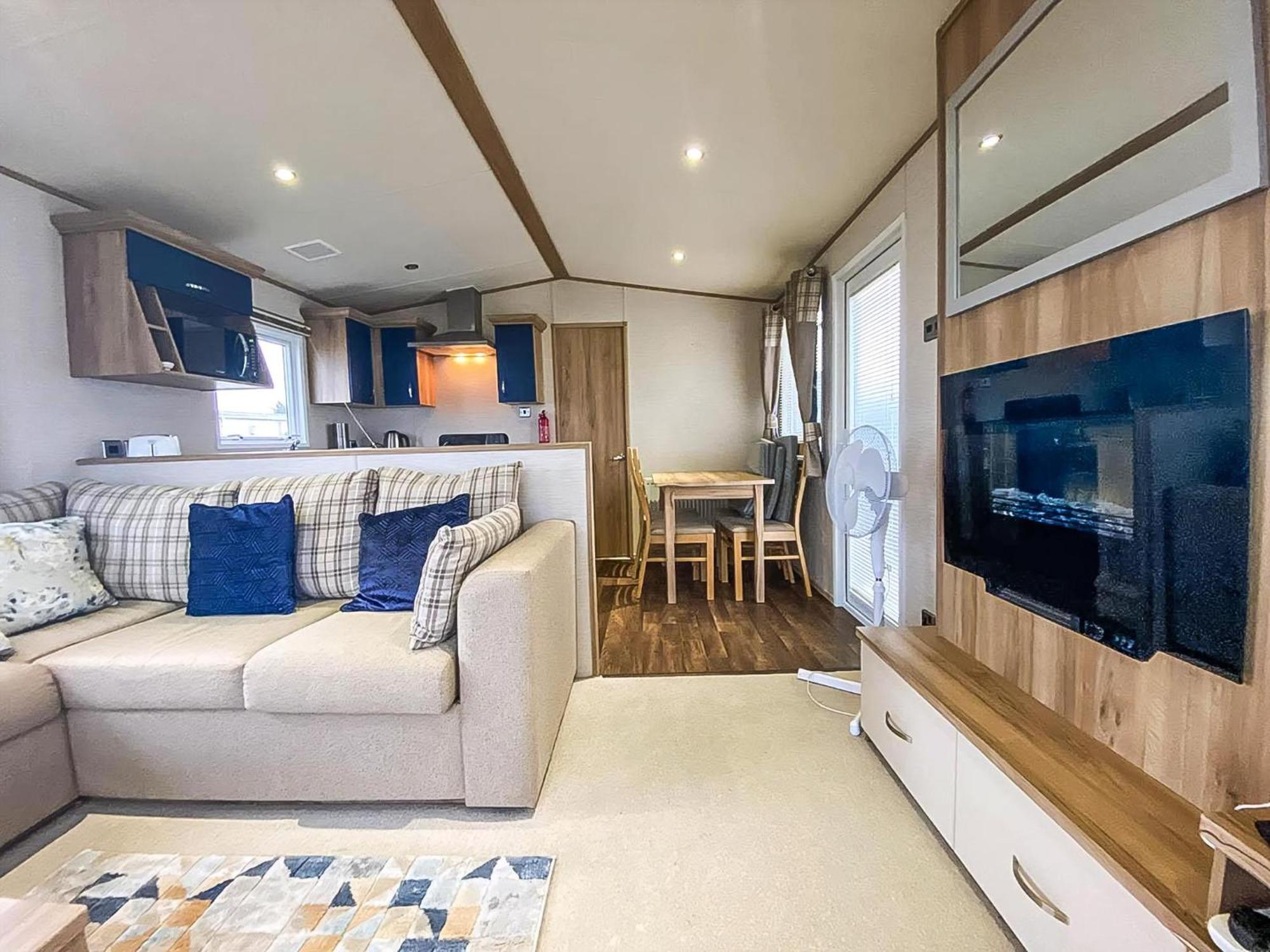 Отель Lovely 6 Berth Caravan With Decking And Wifi In Kent, Ref 47017C Уитстабл Экстерьер фото