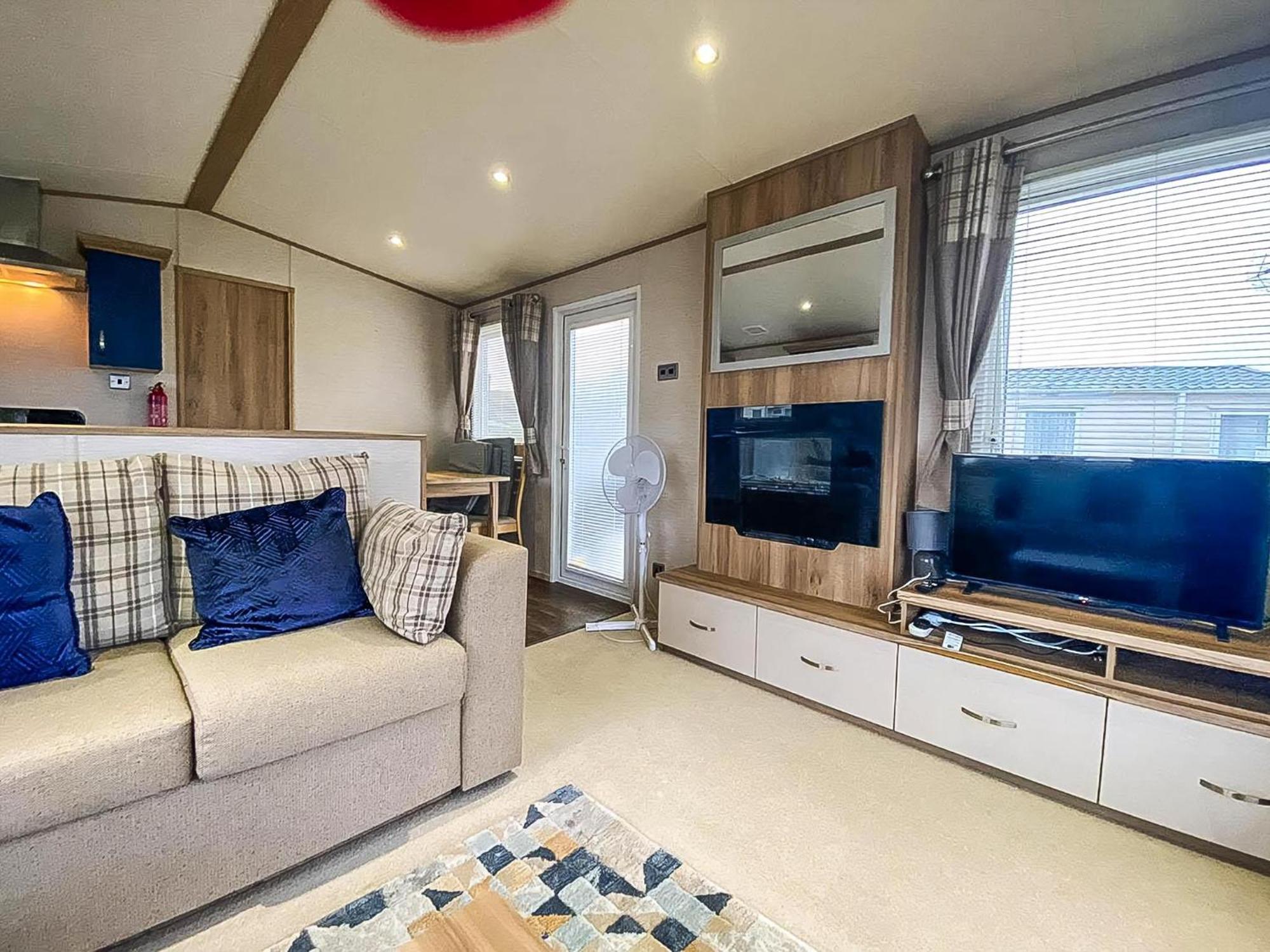 Отель Lovely 6 Berth Caravan With Decking And Wifi In Kent, Ref 47017C Уитстабл Экстерьер фото