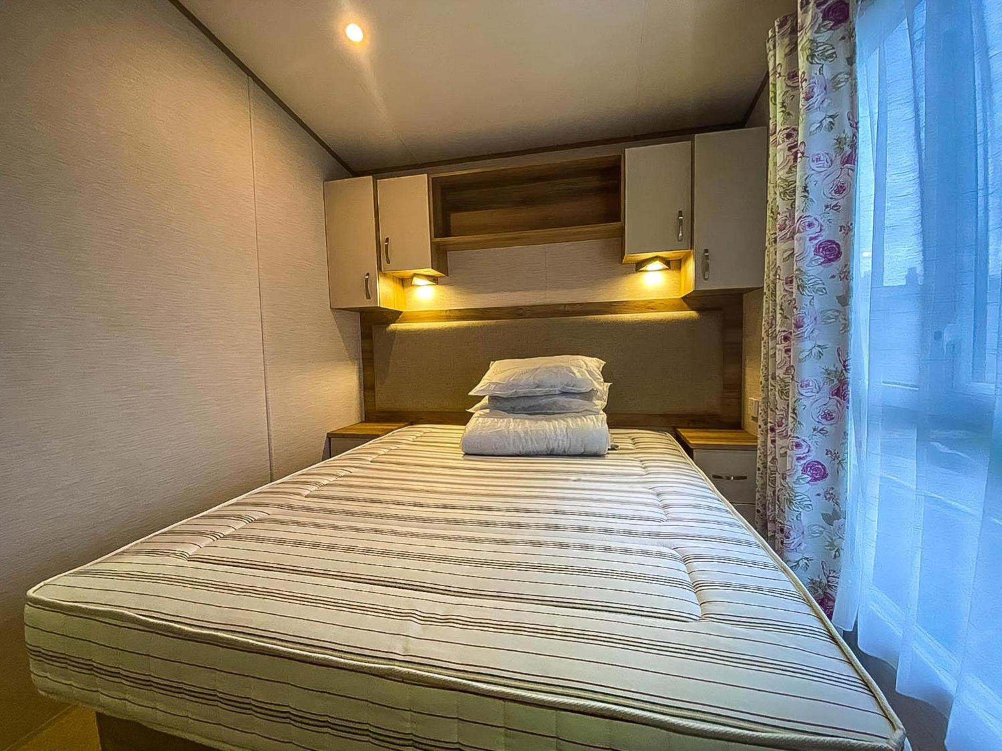 Отель Lovely 6 Berth Caravan With Decking And Wifi In Kent, Ref 47017C Уитстабл Экстерьер фото