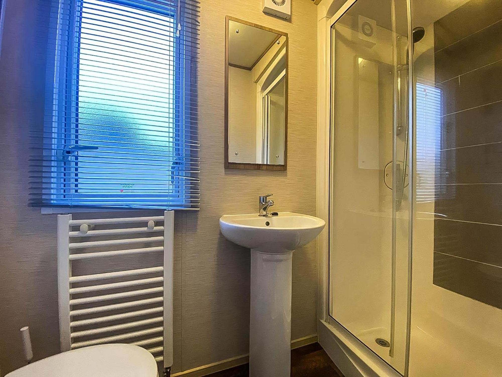 Отель Lovely 6 Berth Caravan With Decking And Wifi In Kent, Ref 47017C Уитстабл Экстерьер фото
