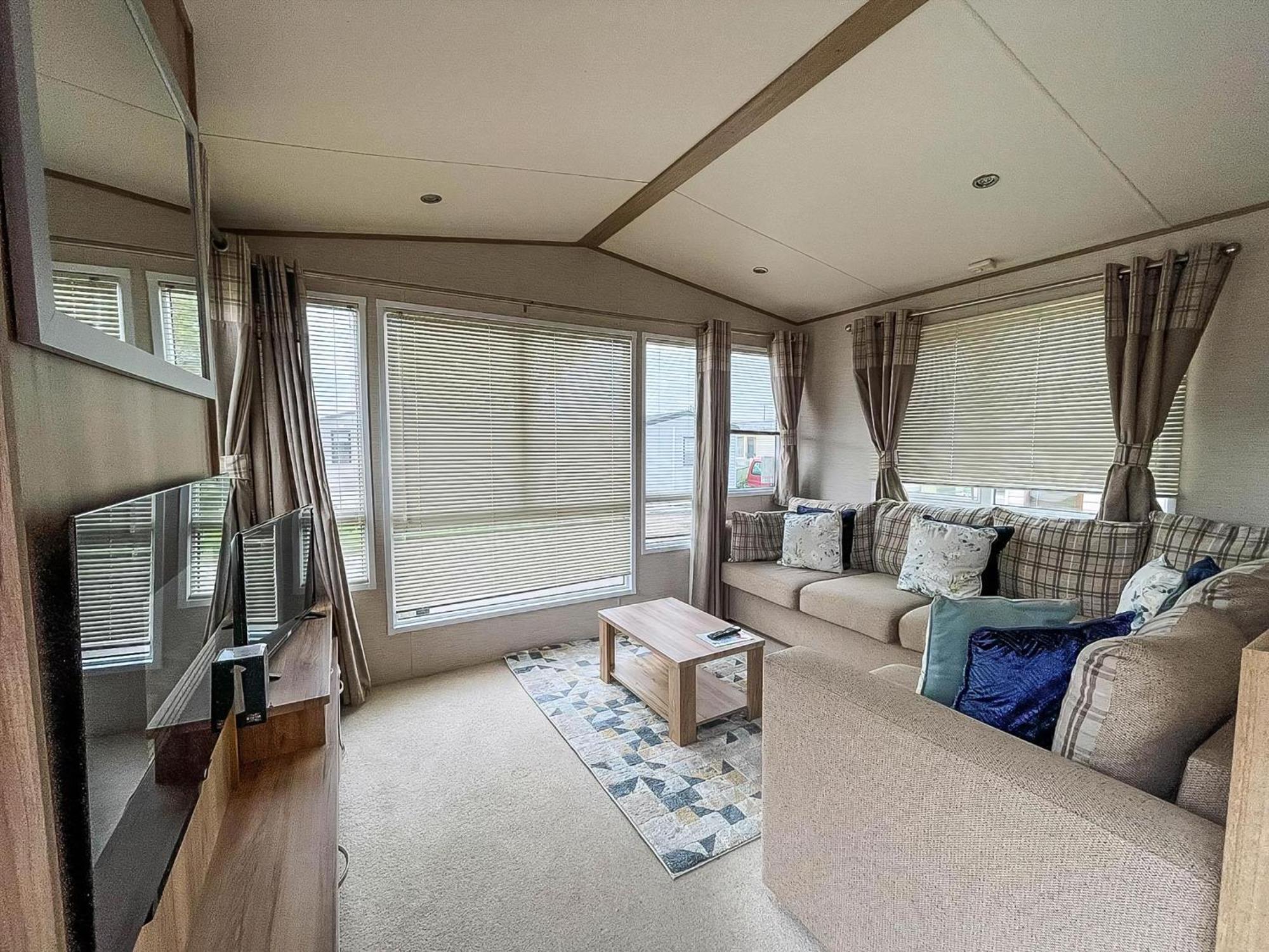 Отель Lovely 6 Berth Caravan With Decking And Wifi In Kent, Ref 47017C Уитстабл Экстерьер фото