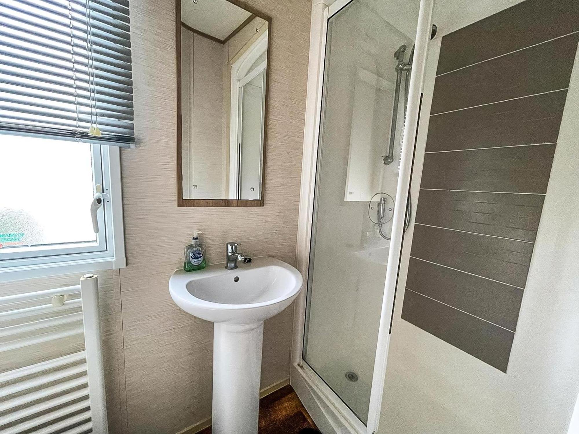 Отель Lovely 6 Berth Caravan With Decking And Wifi In Kent, Ref 47017C Уитстабл Экстерьер фото