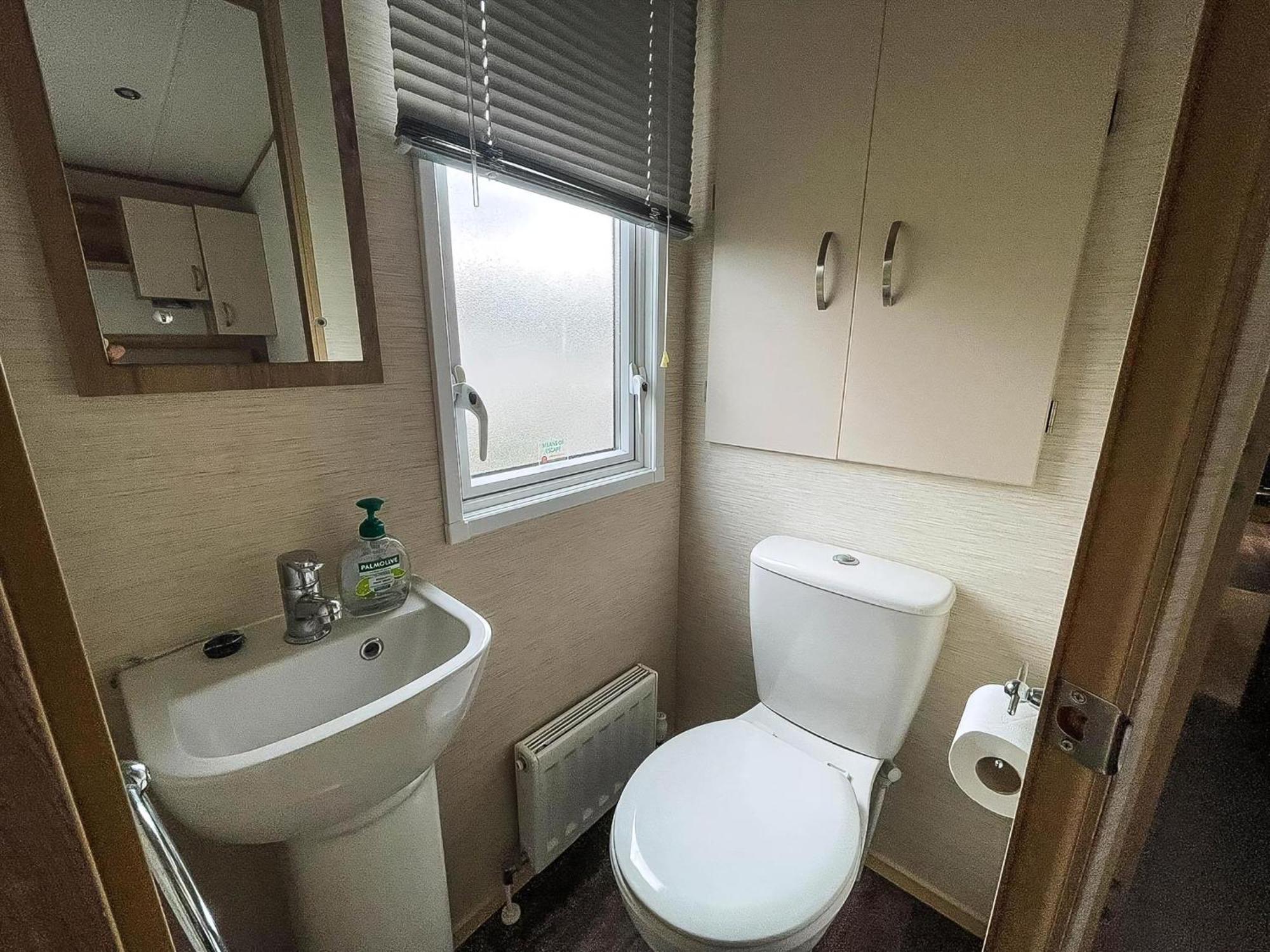 Отель Lovely 6 Berth Caravan With Decking And Wifi In Kent, Ref 47017C Уитстабл Экстерьер фото